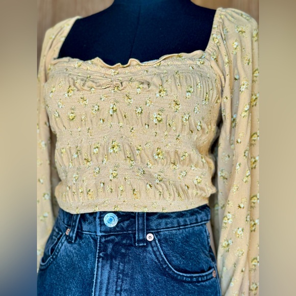 🔴Women’s American Eagle Smocked Peasant Crop Top Quarter Sleeve Yellow Floral M - Picture 6 of 8